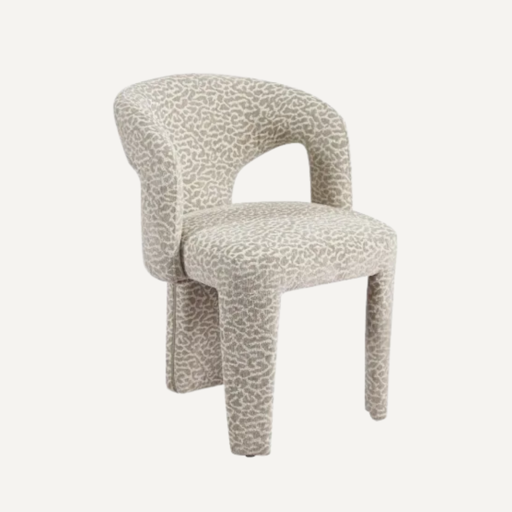 Liana – Gestoffeerde designstoel met leopard motief en sculpturale vormen