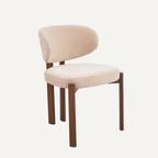 Avelin Eetkamerstoel – Zachte Elegantie met Warme Houten Basis