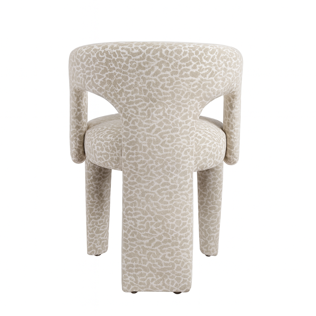 Liana – Gestoffeerde designstoel met leopard motief en sculpturale vormen